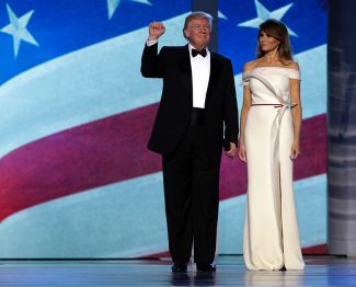 Президент Дональд Трамп и первая леди Мелания Трамп на инаугурационном балу Freedom. Вашингтон, 20 января 2017 года