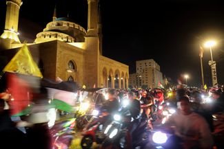 В центре Бейрута на акцию в поддержку палестинцев собрались несколько тысяч человек.