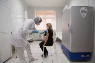 Медицинский работник делает прививку российской вакциной от коронавируса «Спутник V». 26 ноября 2020 года