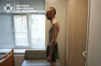 Украинский военнослужащий проходит медицинское обследование после освобождения