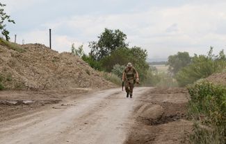 Боец 3-й отдельной десантно-штурмовой бригады идет по дороге под Бахмутом