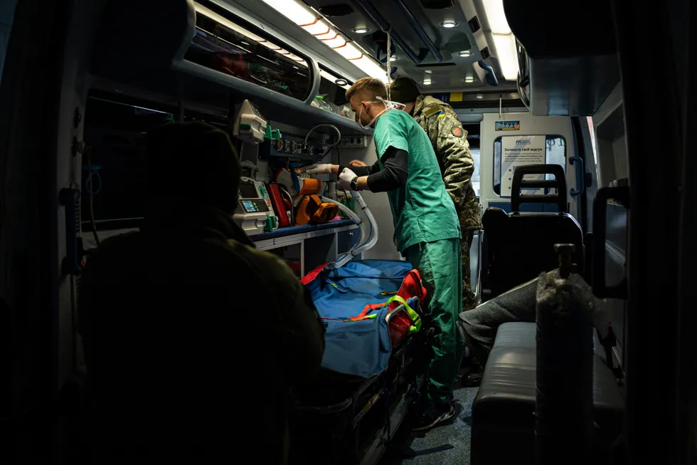 Врач в Константиновке помогает подготовить машину скорой помощи. 2 марта 2023 года