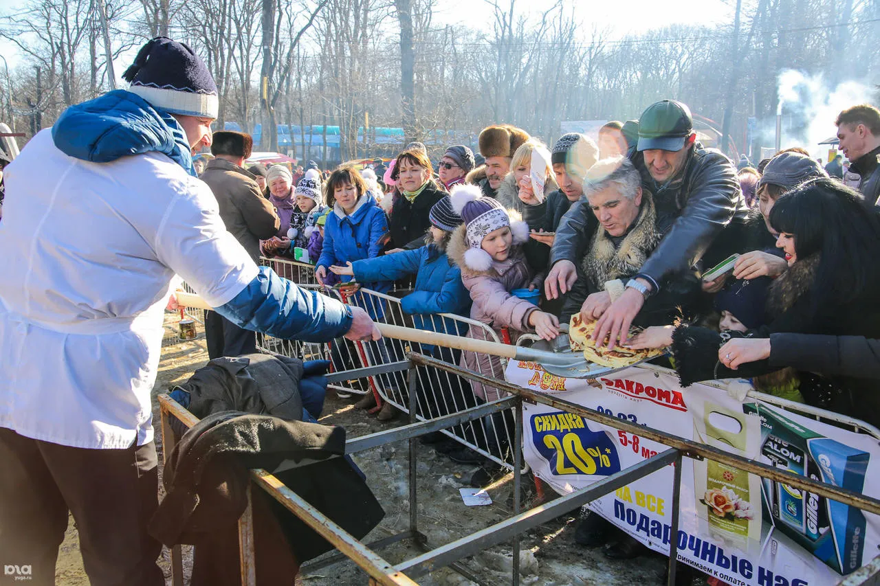 Жителей Ставрополя накормили блинами с лопат — Meduza