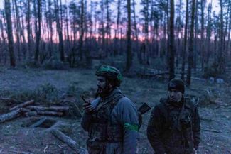 Украинские пехотинцы идут на боевую позицию под Кременной
