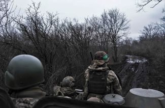 Бойцы Украинской добровольческой армии на машине МТ-ЛБ (многоцелевой транспортер-тягач легкий бронированный)