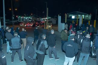 С грузинской стороны бегущих от мобилизации ждут таксисты — и близкие тех, кто пытается пересечь границу