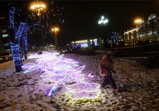 Светодиодные цветы на снегу на Тверской