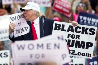 Кандидат в президенты США Дональд Трамп с плакатом «Женщины за Трампа». Октябрь 2016 года