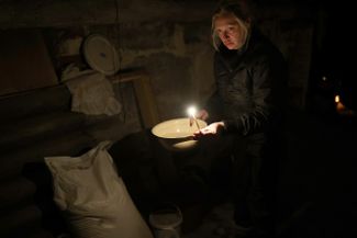 A woman in an underground bomb shelter. According to Ukrainian lawmaker <a href="https://www.pravda.com.ua/rus/news/2022/03/3/7327925/" rel="noopener noreferrer" target="_blank">Dmytro Valeriyovych</a>, the people of Volnovakha have been without water or electricity since the first days of March.