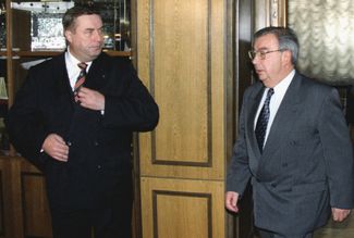1998. Yevgeny Primakov, just before becoming Prime Minister, enters a meeting with Duma lawmakers. To his right is Duma Speaker Gennady Seleznev.