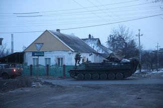 Украинская военная техника на одной из улиц Бахмута