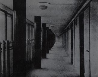 Коридор дома Наркомфина. Фото 1930 года.