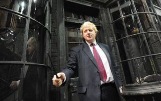 Мэр Лондона Борис Джонсон в Косом переулке у магазина волшебных палочек Оливандера — в декорациях музея «Волшебный мир Гарри Поттера» в Ливсдене, Хартфордшир. 19 декабря 2011 года