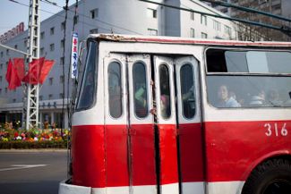 Троллейбус в Пхеньяне. 15 апреля 2011 года. По условиям эмбарго, введенного в отношении КНДР из-за ее ядерной программы, в страну, помимо прочего, были запрещены поставки общественного транспорта. Власти КНДР отчитывались о запуске собственного производства трамваев и троллейбусов.