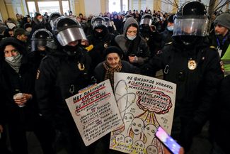 Riot police officers arresting Yelena Osipova at an anti-war protest near St. Petersburg’s Gostiny Dvor. March 2, 2022.