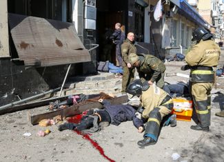 Пожарные убирают тела погибших в Донецке. Над городом была сбита баллистическая ракета. Глава ДНР Денис Пушилин сообщил, что ее осколки убили не менее 20 человек