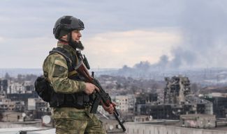 Военнослужащий специального отряда быстрого реагирования «Ахмат» из Чеченской Республики на крыше здания в Мариуполе