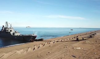 Высадка морского десанта на Чукотке во время учений «Восток-2018»