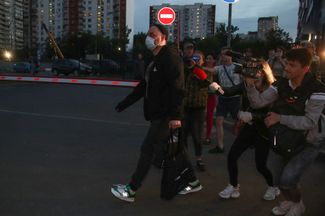 Кирилл Серебренников выходит из здания Мещанского суда Москвы после заседания по делу «Седьмой студии». 22 июня 2020 года
