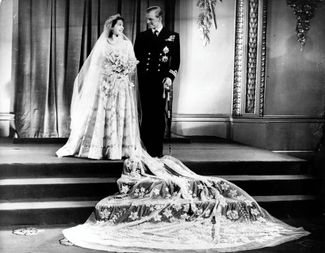 Принцесса Елизавета и принц Филипп в Букингемском дворце после бракосочетания. 20 ноября 1947 года