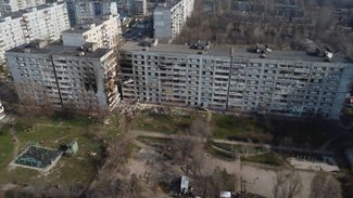 Вид на многоквартирный дом в Запорожье, попавший под обстрел 22 марта