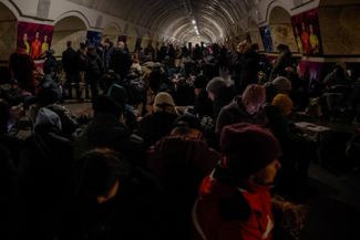 Жители Киева в метро во время воздушной тревоги