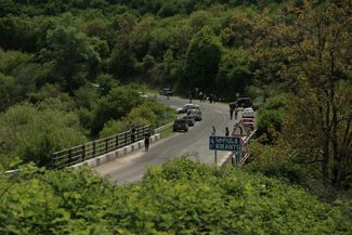 Дорога на въезде в село Киранц — его жители с 19 апреля блокируют участок трассы М6, который ведет в соседнее село Воскепар, расположенное ближе к армяно-азербайджанской границе