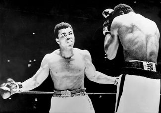 Чемпион Мохаммед Али кричит «Ты меня не ударишь!», стоя в открытой позиции во время боя с претендентом Эрни Терреллом. Хьюстон, штат Техас, 1967 год