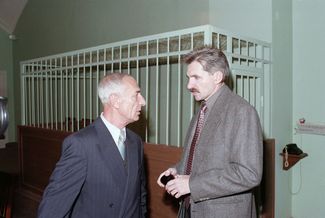 Адвокат Юрий Шмидт (слева) и его клиент капитан Александр Никитин перед заседанием суда, 20 октября 1998 года