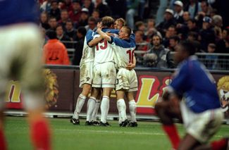 5 июня 1999 года: Россия празднует победный гол Валерия Карпина в отборочном матче чемпионата Европы против Франции на стадионе «Стад де Франс» в Сен-Дени