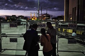 Родные и друзья солдат, арестованных после переворота, у ворот здания суда. Стамбул, 20 июня 2016 года