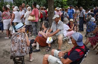 Жители Херсонской области стоят в очереди за пенсией. В начале мая оккупационная администрация области объявила, что пенсии теперь будут выдаваться в рублях