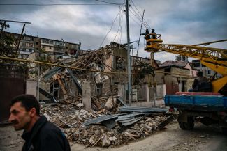 Рабочие в Степанакерте чинят линию электропередач после бомбежки. 10 октября 2020 года.
