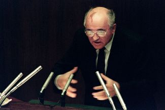 Mikhail Gorbachev addresses a session of the USSR Supreme Council. August 27, 1991.