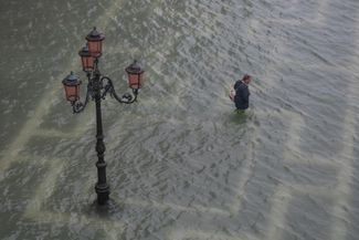 Затопленная площадь Сан-Марко во время прилива 15 ноября 2019 года