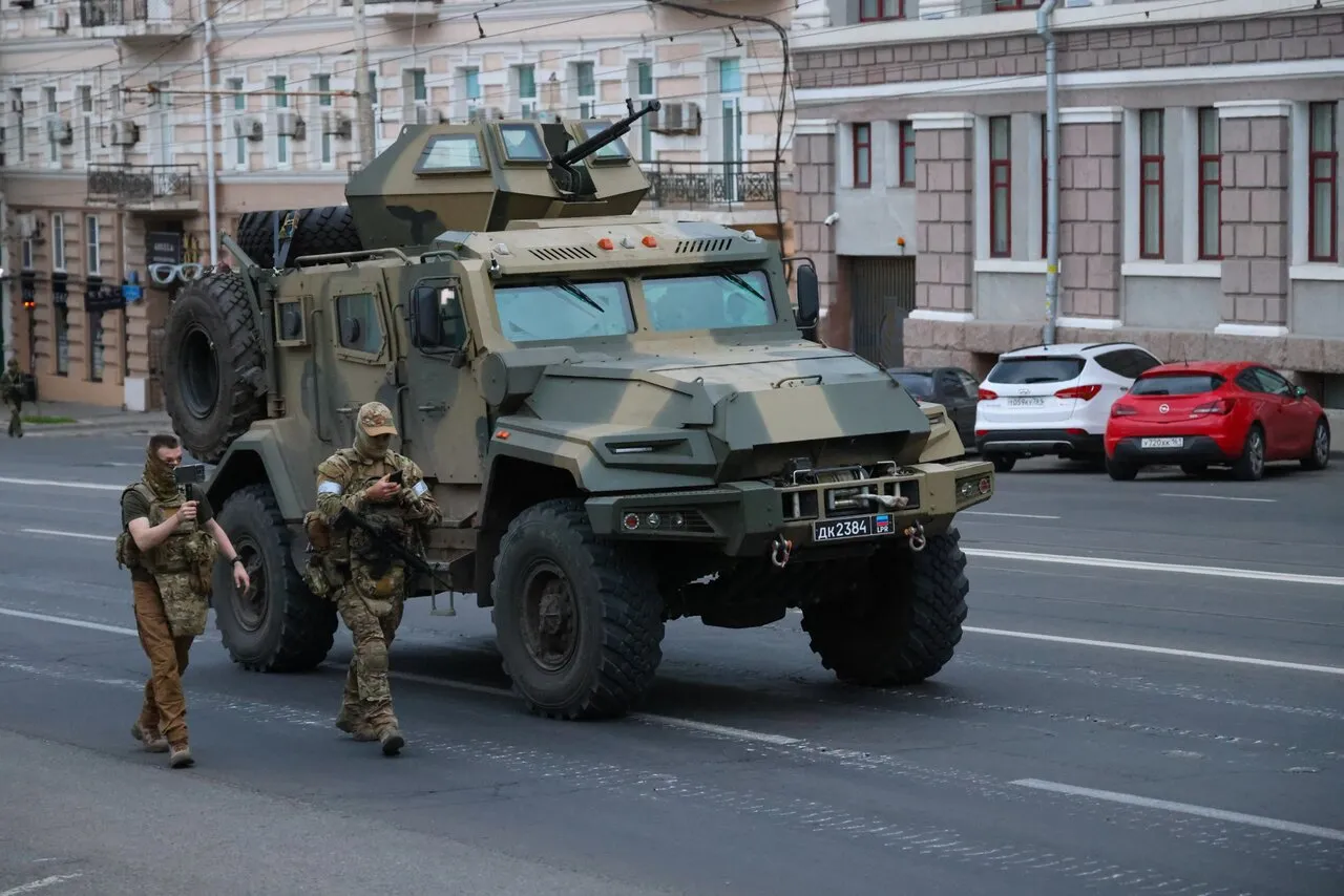 Танки в Ростове-на-Дону. Город захвачен бойцами ЧВК Вагнера. Губернатор  просит жителей не выходить из дома Фотографии — Meduza