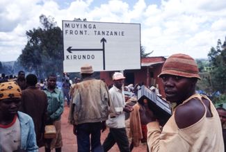 Беженцы-хуту в Бурунди идут в сторону Танзании