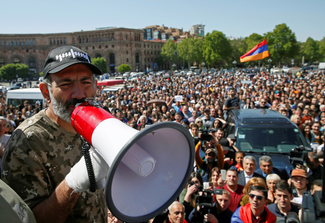 Лидер армянской оппозиции Никол Пашинян выступает перед сторонниками на митинге в Ереване, 25 апреля 2018 года
