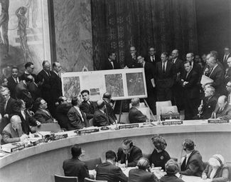 Заседание Совбеза ООН в Нью-Йорке. На стенде — аэрофотосъемка ракетных комплексов на Кубе, 25 октября 1962 года