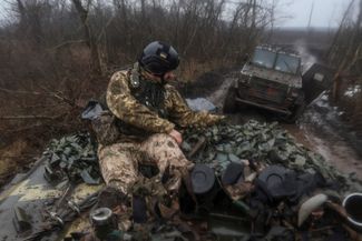 Украинские военные вытягивают увязшую в грязи военную технику
