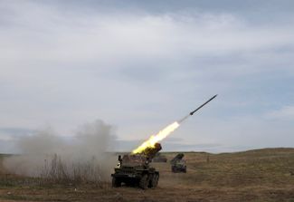 Украинский «Град» обстреливает позиции российских войск под Луганском.