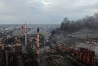 Дым от пожара на «Азовстали». 11 мая 2022 года