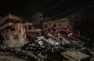 Поиск людей под обломками зданий в Газе, разрушенных израильскими авиаударами, 16 мая 2021 года