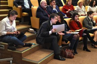 Alexander Mamut (center) attends parliamentary hearings about new “cultural regulations.” Moscow, March 2019.
