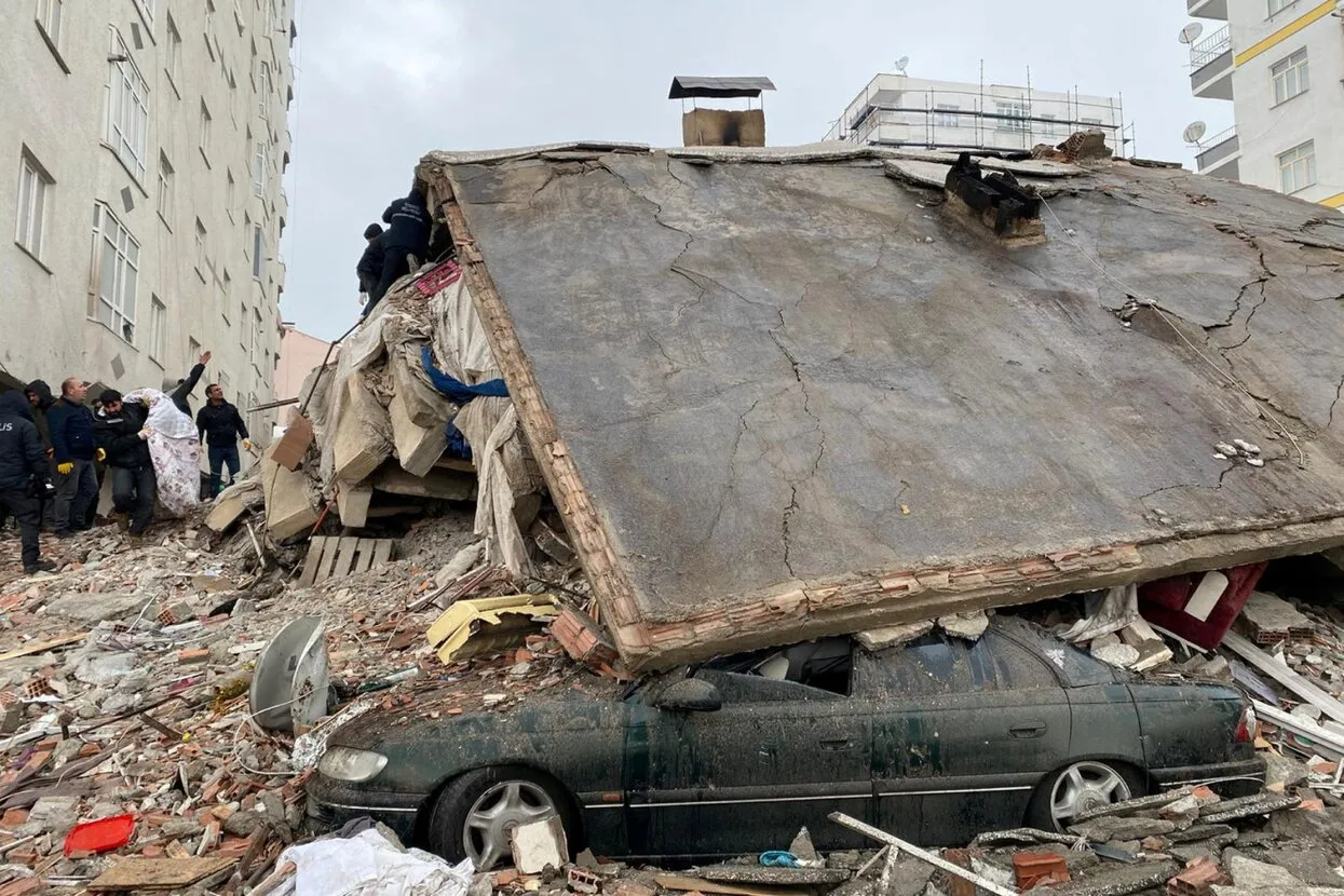 Землетрясение на юго-востоке Турции. Почти пять тысяч человек погибли,  свыше двадцати тысяч пострадали В Газиантепе повреждена историческая  крепость, в Алеппо — цитадель из списка Всемирного наследия ЮНЕСКО — Meduza