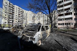 Машины, сгоревшие в результате обстрела на окраине Киева, 28 февраля 2022 года