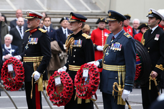 Возложение венков у обелиска в память о павших в двух мировых войнах в Лондоне. 8 мая 2015 года