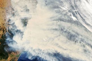Дым от лесных пожаров над Австралией 2 января