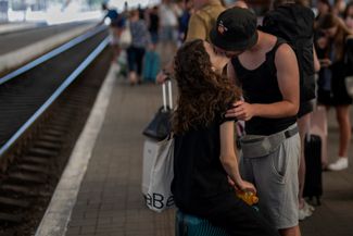 Давид целует свою девушку Ольгу на вокзале после разлуки, длившейся три месяца. По <a href="https://news.un.org/ru/story/2022/08/1429872" rel="noopener noreferrer" target="_blank">данным</a> ООН, все больше беженцев возвращаются назад в Украину
