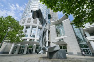 Скульптура Класа Ольденбурга и Кузи ван Брюгген «Перевернутый воротник и галстук». Франкфурт-на-Майне, Германия